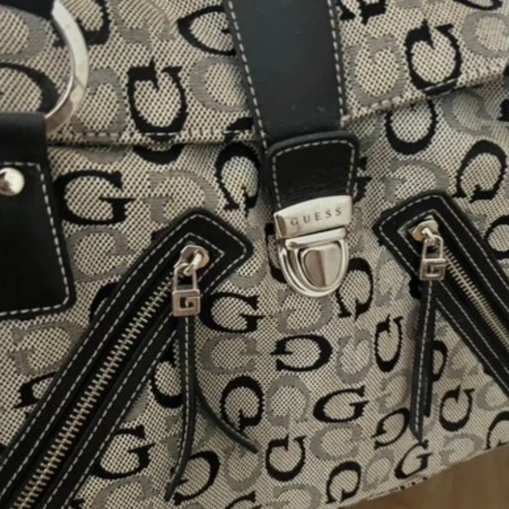 Vintage Guess väska, har små små defekter men inget som syns utanpå. . Väskor.