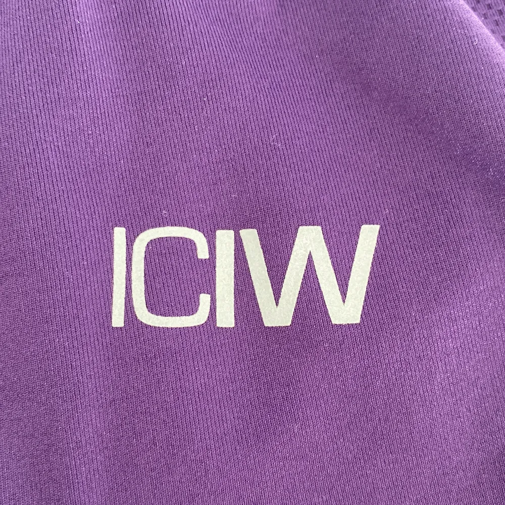 Ett supersnyggt lila set från ICIW. Säljer då jag inte använder det längre. Det har en liten defekt på rumpan (se bild) men inget stort! Tveka inte på att höra av er🫶🏻står ingen storlek men cirka S/M. Sport & träning.