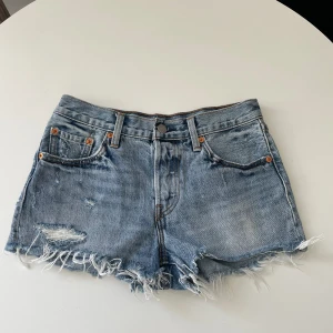 Levis shorts  - Levis shorts 501, korta lågmidjade, waist 25.  I gott skick!
