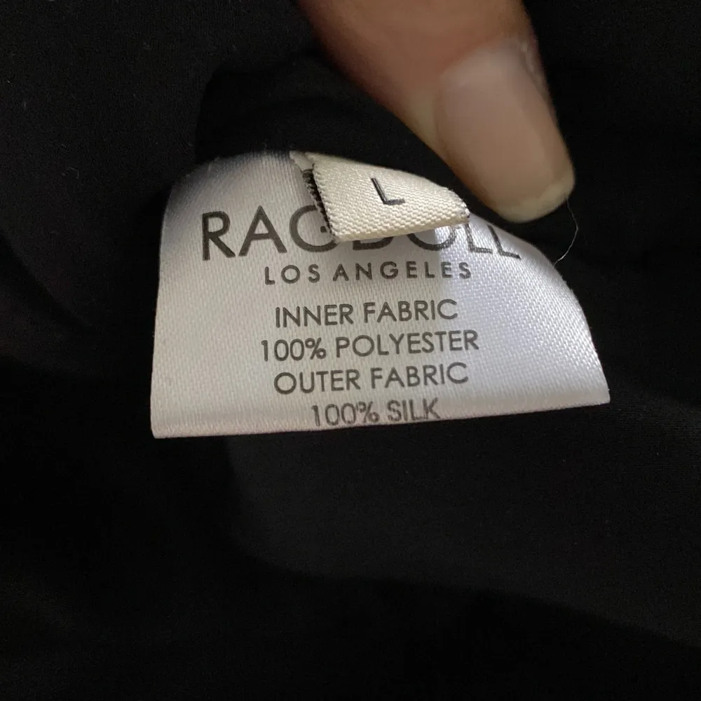 Jacka i 100% silke från märket RAGDOLL Los Angeles. Använd fåtal gånger, inga anmärkningar!  Storlek L (OBS! Liten i storlek så motsvarar en M). Jackor.