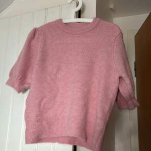 Baby rosa kortärmad stickad tröja, storlek xs, ej använd, ordinarie pris 399kr
