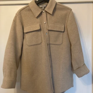 Overshirt & other stories  - Jättefin overshirt, endast använd ca 5 gånger så i bra skick! Så hög kvalitet då det är 63 % ull. Värmer bra, perfekt som vårjacka. Är overzise så sitter normalt på mig som har str 36. Nypris ca 1200 :-