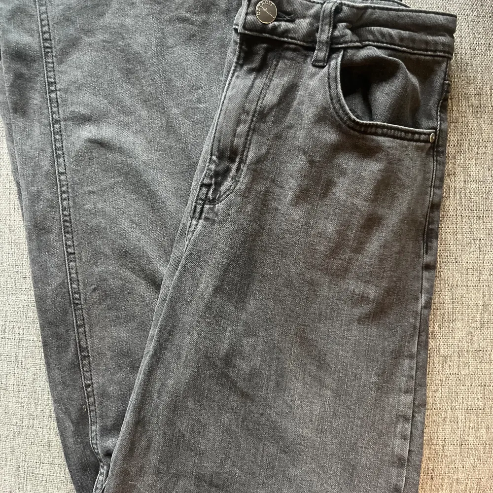 Hejj!💘Säljer för 150kr, mörkgråa, storlek  Eur 158 / UK 12-13Y, super kvalitet💗. Jeans & Byxor.