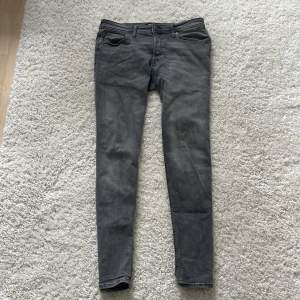 jag säljer mina grå snygga Jack and Jones jeans i midja 33 Längd 34. Ny pris runt 800, bra skick skriv om ni har några funderingar 