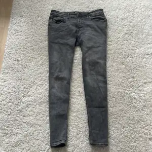jag säljer mina grå snygga Jack and Jones jeans i midja 33 Längd 34. Ny pris runt 800, bra skick skriv om ni har några funderingar 