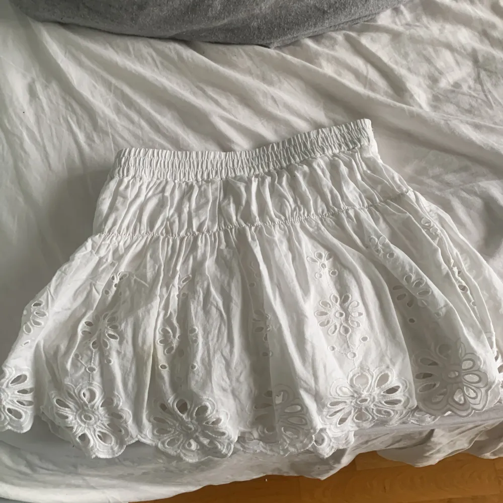 Säljer min jätte fina kjol från zara, den är en kjol men inuti är den formad som shorts! Jätte fin!!!! Bara andvänd typ 1 gång💘💘. Kjolar.