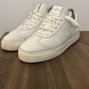 Vita flycrews  - Dessa sällsynta vita valentino flycrews i storlek 39 i ett väldigt bra skick, tyvärr varken box eller dustbag kvar.