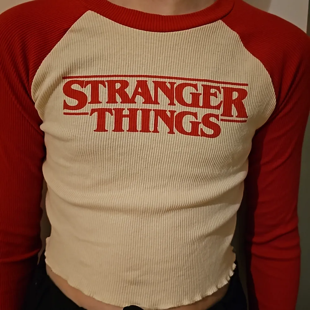 En Stranger Things tröja. För liten för mig. . Tröjor & Koftor.