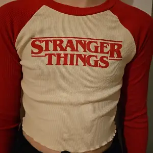 En Stranger Things tröja. För liten för mig. 