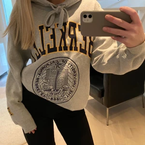 Hoodie - Så mysig och snygg hoddie med tryck på. Från Zara. Storlek S. 😍✨