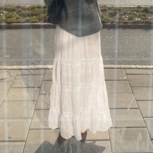 Vit långkjol - Säljer nu min älskade vita långkjol med vackra detaljer🤍 klicka gärna på köp nu!