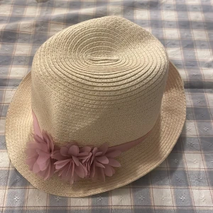 Sommarhatt! - Inga hål/fläckar Kan klippa bort lappen! Skriv om du har frågor eller vill ha måtten❤️