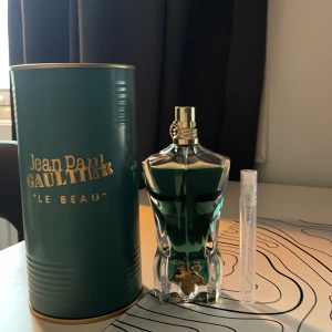 Säljer 5 ml av Jean Paul Gaultier le beau. - En fin kokosnöt doft som är jätte bra till sommaren.