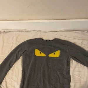 Fendi tröja M/S - Bra Fendi tröja storlek M/S o liten L ganska ny. Pris kan diskuteras. Byte går också.