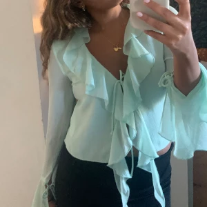 Topp!🦋 - En superfin turkos topp perfekt på sommaren! Endast använd två gånger och är i st S💕