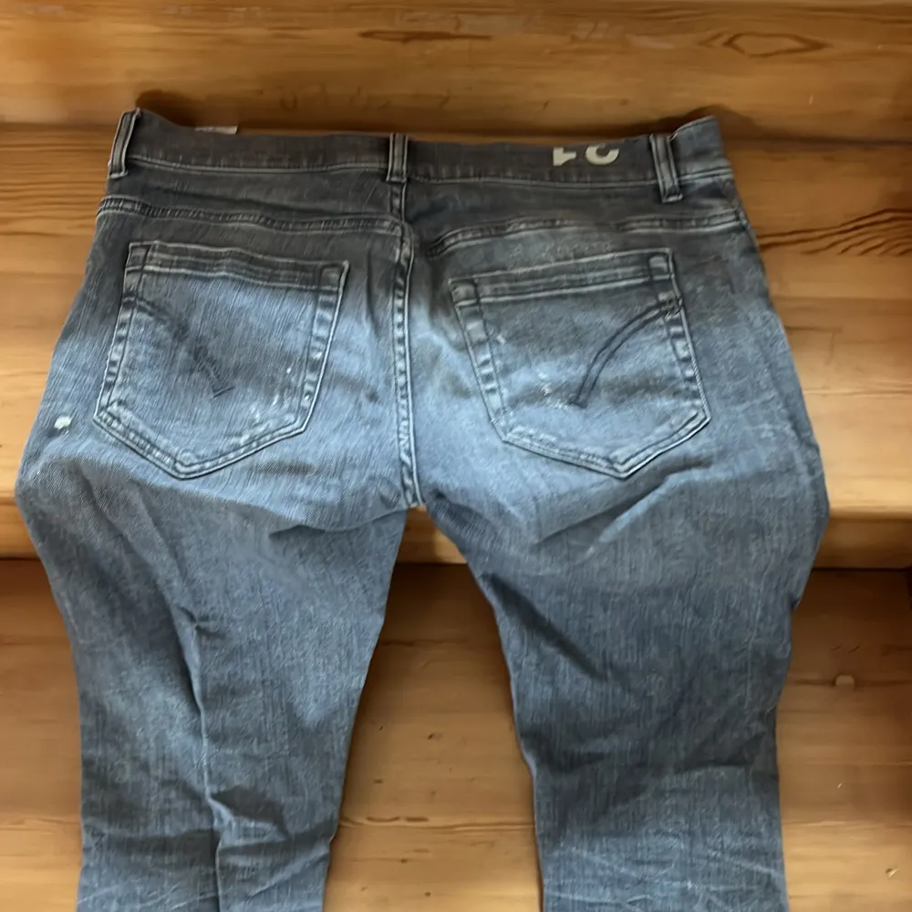 Riktigt fina dondup jeans i storlek 31 Modell George  Lätt ljusgråa i färgen. Jeans & Byxor.