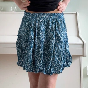 Kjol - Superfin och skön kjol men blommor