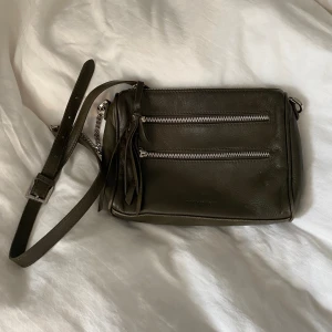 Handväska - Mörk oliv färgad väska