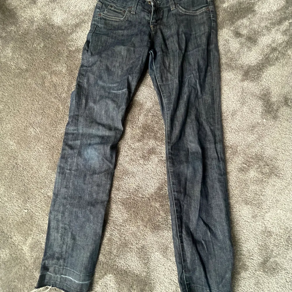 jättefina lee jeans som jag inte använt så mycket. dom är väldigt fina på men vill få dom sålda så säljer dom för 70kr+frakt betalas med swish🥰. Jeans & Byxor.