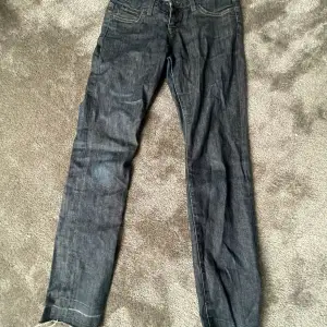 jättefina lee jeans som jag inte använt så mycket. dom är väldigt fina på men vill få dom sålda så säljer dom för 70kr+frakt betalas med swish🥰