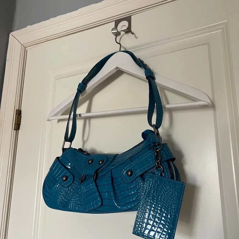 Snygg blå väska från Urban Outfitters, helt oanvänd! . Väskor.
