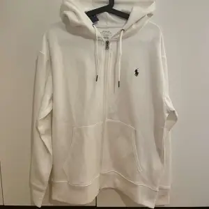 Säljer min vita Ralph Lauren hoodie i storlek M, Köpt förra sommaren men aldrig används legat i garderoben och samlat på damm bara