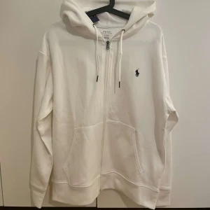 Ralph Lauren hoodie  - Säljer min vita Ralph Lauren hoodie i storlek M, Köpt förra sommaren men aldrig används legat i garderoben och samlat på damm bara