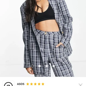 Kostym / kavaj och byxa i stl 36 från Asos  - Superfin kostym med kavaj och byxa i stl 36! Ny med lappar.  Från Asos  Pris 250kr. Kan mötas i Uppsala eller så kan jag skicka mot porto.  Oanvänd med lappar kvar 