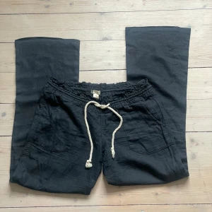 Roxy linnebyxor  - Skitsnygga lågmidhade linnebyxor från Roxy i ett mycket bra skick och bra kvalitet! Byxorna är använda endast fåtal gånger då de är lite för korta på mig. Nypris är 599 kr och säljs för 399 kr. Skriv för frågor!