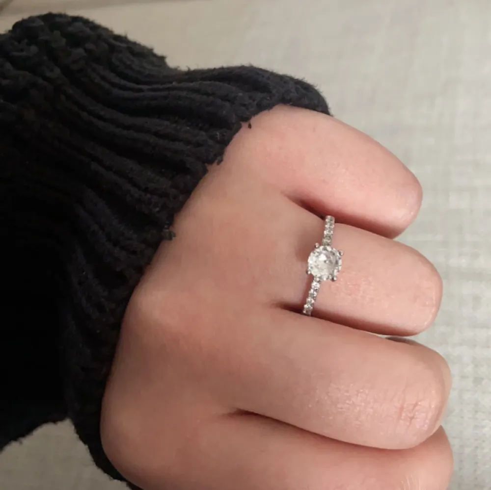 Köpte denna ring för någon månad sen och har använt några gånger. Det är en ring i äkta silver från ur och Penn som jag köpt för 200 kr och säljer för 150, finns även kvitto. Den är i storlek 18. Den är super elegant och fin som passar till allt.😍🫶🏼. Accessoarer.