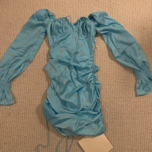 Adoore klänning - Klänning från adoore Färg : blå Storlek: 36 Aldrig använd då den inte passade i storlek