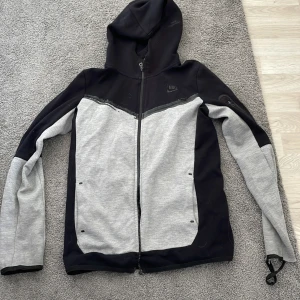 Nike tech fleec  - Den är lite trasig i armen där framme men annars är den bra storlek xs