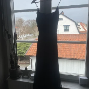 Lång klänning - Svart långklänning från ginatricot🙌 köpt förra året o knappt använd👌