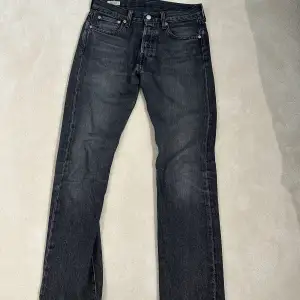 Säljer nu mina Levi’s 501 jeans som blivit lite korta. De är storlek 29:32 och är i bra skick. Nypris ligger på 1400kr. Kan gå ner i pris vid snabb affär. Bara att höra av er vid frågor. Mvh Liam