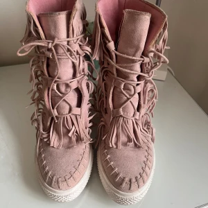 Rosa fransskor med kilklack -  så coola Frans skor med kilklack i storlek 37! Sjukt snygga till sommaren!!! Skriv vid intresse🩷  liknar casadei! 