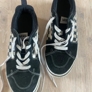 Sneakers från Vans, i stl 37 - Fina sneakers med snörning från Vans i stl 37, använda en säsong, i gott begagnat skick! 