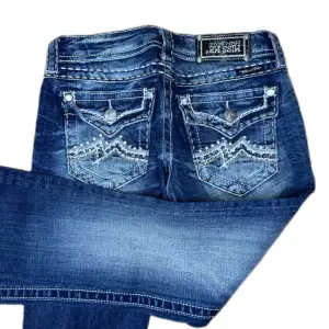 Miss Me jeans i modellen ”JE1048F/flare” midjemåttet rakt över är 37cm. Ytterbenet 104cm och innerbenet 85cm. Jeansen är som helt nya. Kontakta vid intresse!