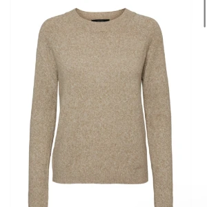 Tröja från vero Moda 💕 - Tröjan har en liten defekt på armen men de är inget man tänker på