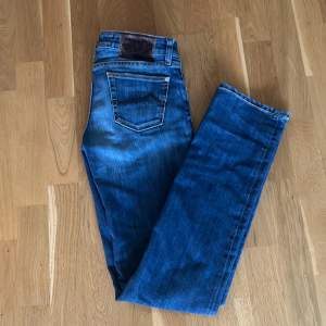 Säljer nu ett par Jacob Cohen jeans storlek 27/31 men skulle säga att det passar 28-29/31, rätt sä bra skick med små defekter (8/10 skick) skriv för närmare bilder eller övriga frågor.