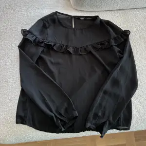 Super fin svart blus med volang i bröstet från Only.  Den är såå fin men tyvärr för liten för mig nu 😭.   Köp, köp, KÖP 💕
