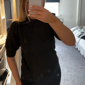 Tröja - Säljer denna kortärmade svarta tröja då den inte används. Säljer för 150 kr🥰