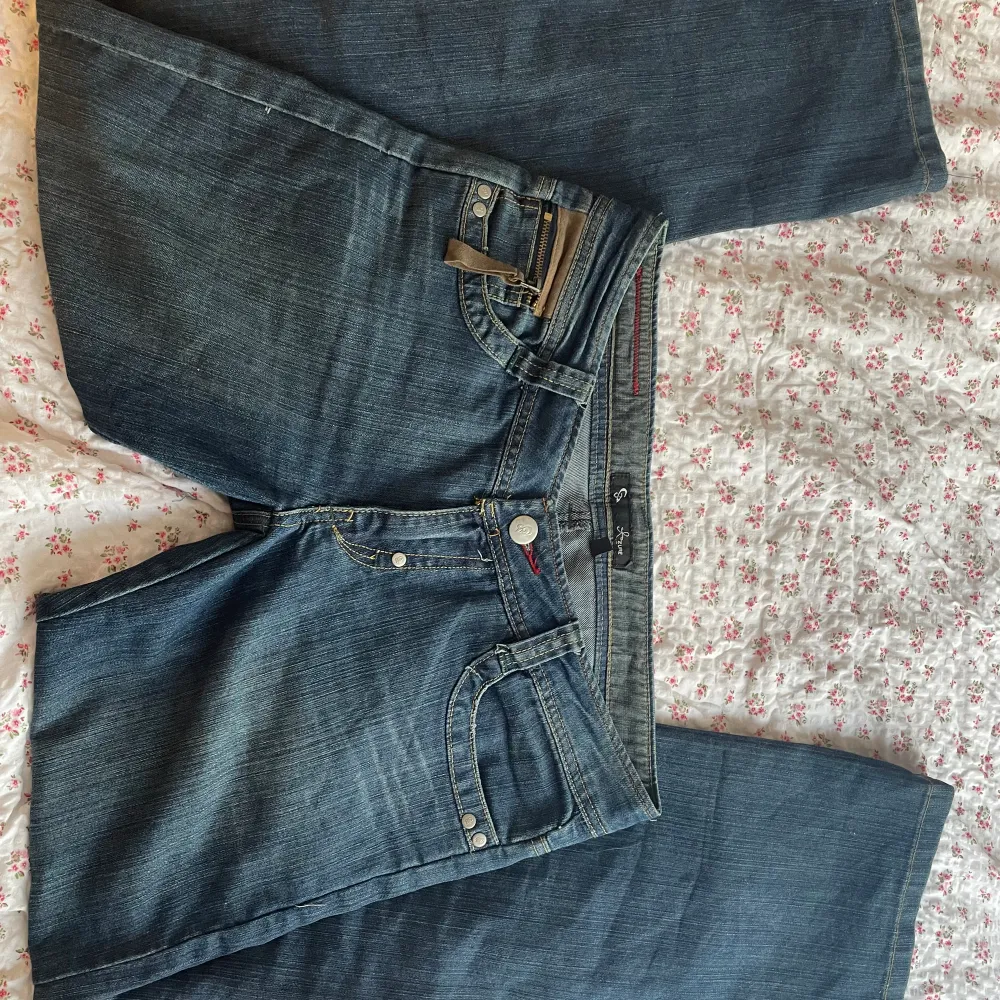 Jätte snygga jeans från azure. Knappt använda och i bra sjuk förutom att dom saknar en knapp på backfickan. Midjemåttet rakt över är 43 cm och innerbenslängden är 79 cm. Klicka på köp nu och köparen står för frakten❤️. Jeans & Byxor.