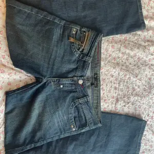 Jätte snygga jeans från azure. Knappt använda och i bra sjuk förutom att dom saknar en knapp på backfickan. Midjemåttet rakt över är 43 cm och innerbenslängden är 79 cm. Klicka på köp nu och köparen står för frakten❤️