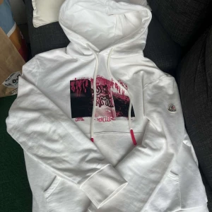 Moncler hoodie - Moncler hoodie. Size XL, passar L. Skick 9/10, använd fåtal gånger. Självklart äkta. 2499kr, galet Nice hoodie!