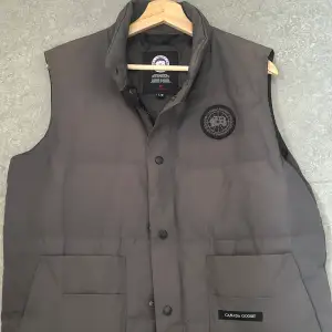 En Canada goose väst som är använd men i bra skick, skriv vid intresse och frågor❗️pris kan diskuteras 😁