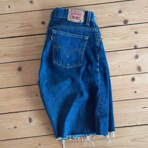 Jeansshorts från Levis i modell 550. Fin mörkfärg och väldigt gott skick. Passar storlek M.  