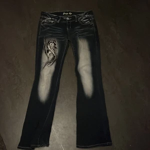 Crazy age jeans - Ett par as snygga jeans jag ej använder längre pga att jag bytt stil och de är långa på mig men bra skick, taggen där bak är ganska sliten men annars bra, även lite slitna där nere❤️