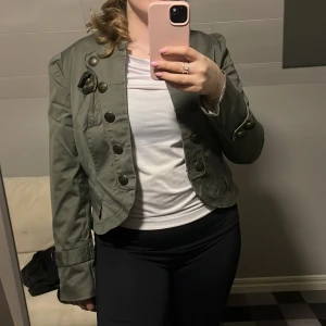 Jävle jacka  - Säljer denna super fina vår jackan 