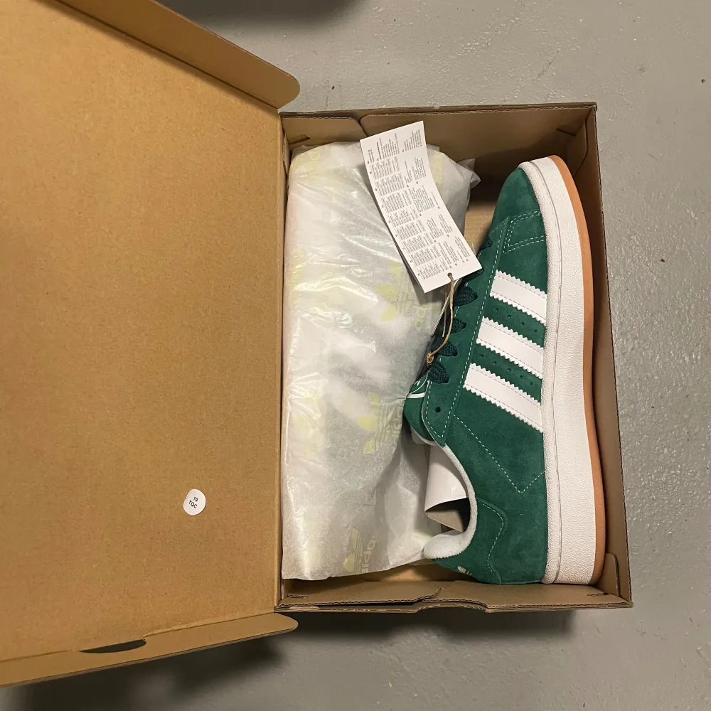 Säljer ett par helt nya gröna adidas campus 00. Kvitto och extra snören finns. Pris 1600kr. Skor.