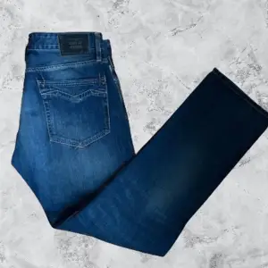 Ett par Replay jeans i Storlek 32/32 Skick 9/10. Tvättade 1-2 gånger och väldigt lite användning, nästan i ny skick. Vid frågor eller funderingar, skriv privat.🍾🥂